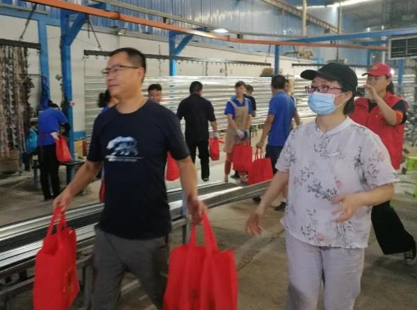 華禹護(hù)欄工會開展“夏季送清涼”慰問活動