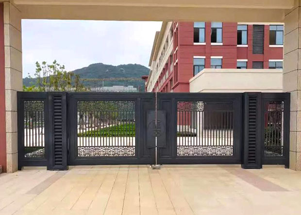 咸寧赤壁學校鋁合金大門<a href=http://www.m.we37.com/product/weiqianzalan/ target=_blank class=infotextkey>柵欄</a>工程
