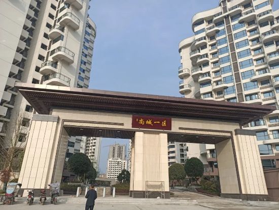 四川潤誠 . 尚城一區(qū)護(hù)欄<a href=http://www.m.we37.com/product/baiyekongdiao/ target=_blank class=infotextkey>百葉窗</a>豎桿項(xiàng)目