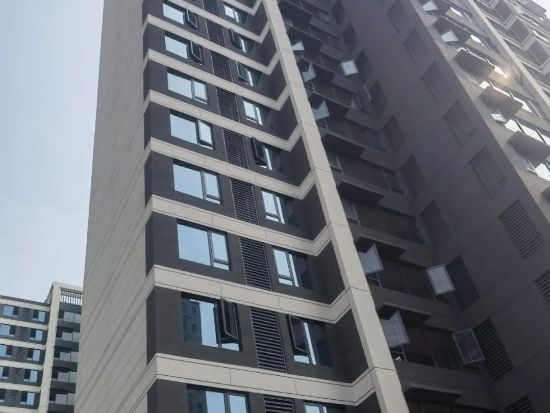 湖北襄陽金輝優步學府樓梯護欄百葉窗空調架項目